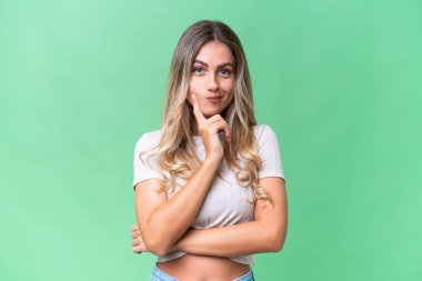 Genç Uruguaylı kadın soyutlanmış arka plan ve düşünce