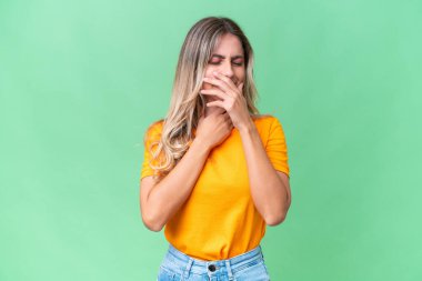 Genç Uruguaylı kadın izole edilmiş arka planda çok öksürüyor.