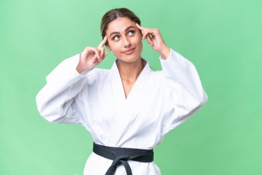 Genç Uruguaylı kadın tecrit edilmiş geçmişinde karate yapıyor. Şüpheleri ve düşünceleri var.