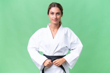 Genç Uruguaylı kadın tecrit edilmiş karate yapıyor.