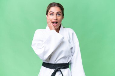 Genç Uruguaylı kadın tecrit edilmiş bir arka planda karate yapıyor. Şaşırmış ve şok olmuş bir yüz ifadesi var.