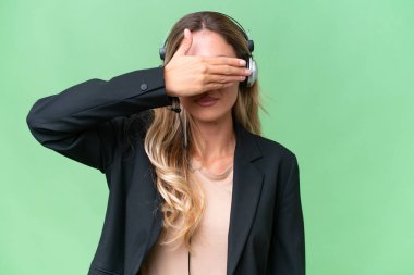 Tele pazarlamacı güzel Uruguaylı kadın. İzole edilmiş arka planda çalışan kulaklığı var. Gözlerini elleriyle kapatıyor. Bir şey görmek istemiyorum.