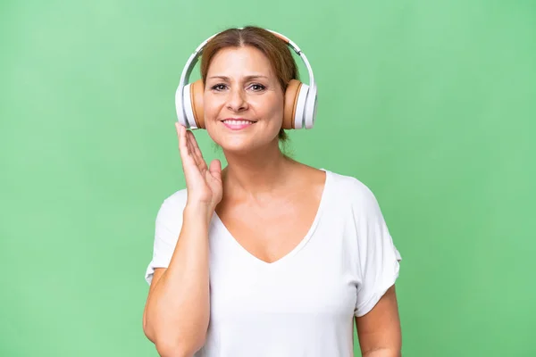 Biała Kobieta Średnim Wieku Nad Odizolowanym Tłem Słuchania Muzyki — Zdjęcie stockowe