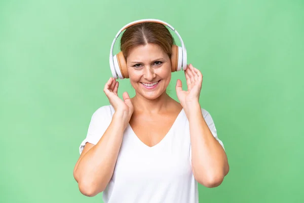 Biała Kobieta Średnim Wieku Nad Odizolowanym Tłem Słuchania Muzyki — Zdjęcie stockowe