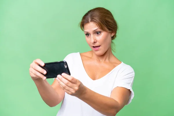 Biała Kobieta Średnim Wieku Bawiąca Się Telefonem Komórkowym — Zdjęcie stockowe