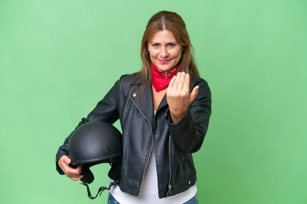 Кавказька Жінка Середнього Віку Мотоциклетним Шоломом Над Ізольованим Тлом Пропонує — стокове фото