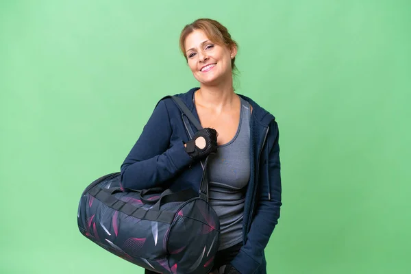 Sportlerin Mittleren Alters Mit Sporttasche Über Isoliertem Hintergrund Posiert Mit — Stockfoto
