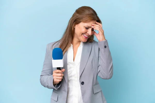 Orta Yaşlı Televizyon Sunucusu Kadın Izole Edilmiş Mavi Arka Planda — Stok fotoğraf