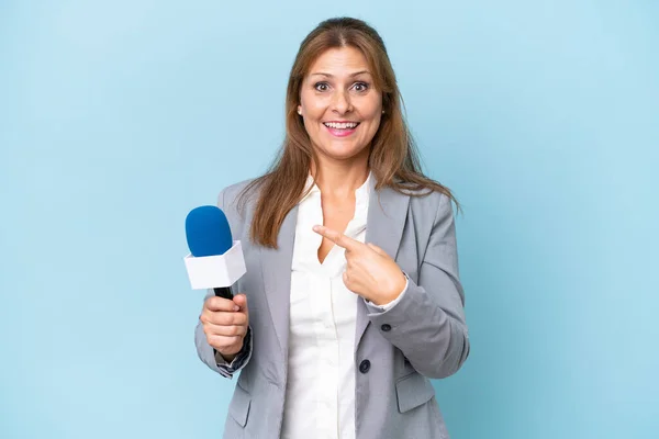 Mujer Presentadora Televisión Mediana Edad Sobre Fondo Azul Aislado Con —  Fotos de Stock