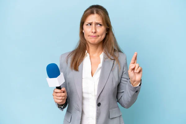 Middle Aged Presenter Woman Isolated Blue Background Fingers Crossing Wishing — Stock Photo, Image
