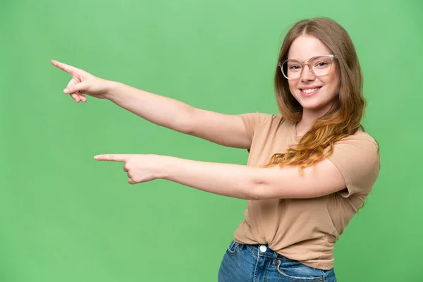 Młoda Ładna Kobieta Odizolowanym Tle Wskazując Palcem Bok Prezentując Produkt — Zdjęcie stockowe