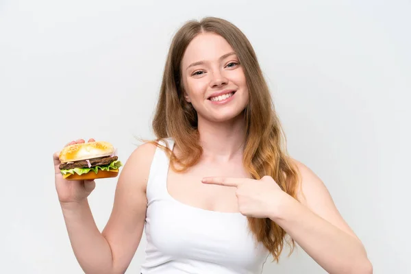 Młoda Ładna Kobieta Trzymając Hamburgera Białym Tle Wskazując — Zdjęcie stockowe