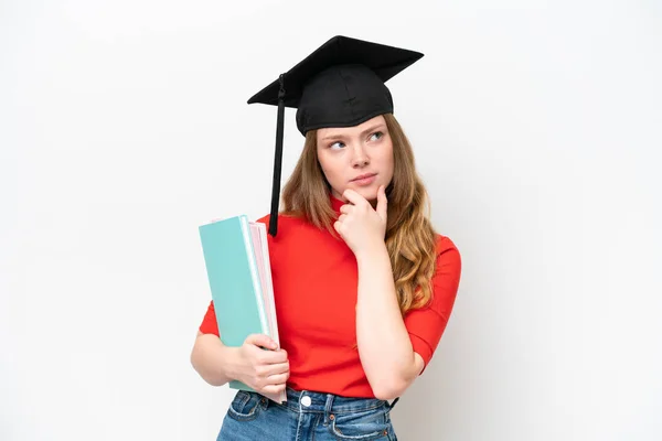Jovem Universitária Graduada Mulher Isolada Fundo Branco Com Dúvidas — Fotografia de Stock
