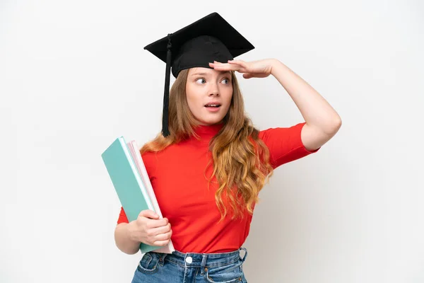 Jovem Universitária Graduada Mulher Isolada Fundo Branco Fazendo Gesto Surpresa — Fotografia de Stock