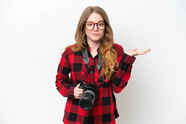 Jonge Fotograaf Mooie Vrouw Geïsoleerd Witte Achtergrond Met Twijfels Terwijl — Stockfoto