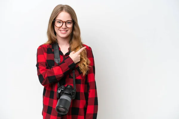 Jeune Photographe Jolie Femme Isolée Sur Fond Blanc Pointant Vers — Photo