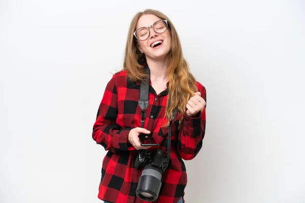 Junge Fotografin Hübsche Frau Isoliert Auf Weißem Hintergrund Mit Handy — Stockfoto