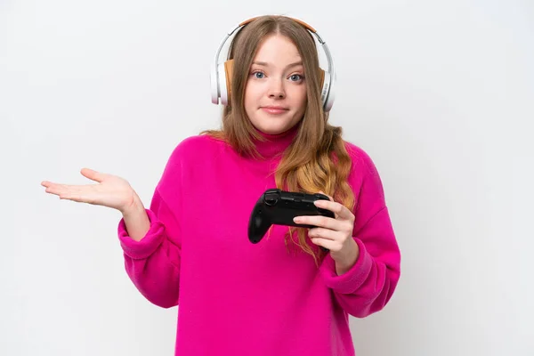 Νεαρή Όμορφη Γυναίκα Που Παίζει Ένα Χειριστήριο Βιντεοπαιχνιδιών Απομονωμένο Λευκό — Φωτογραφία Αρχείου