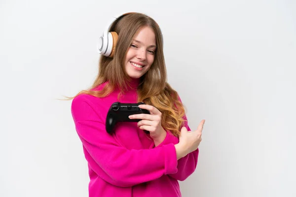 一个年轻漂亮的女人正在玩一个被白色背景隔离的视频游戏控制器 指向后面 — 图库照片