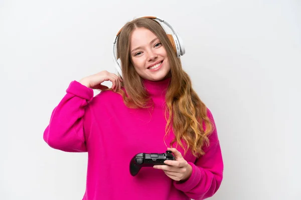 年轻漂亮的女人在玩一个被白色背景笑隔离的电子游戏控制器 — 图库照片