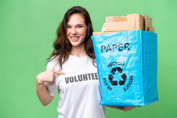 Młoda Kaukaska Kobieta Trzyma Worek Papierem Recyklingu Odizolowanym Tle Zaskakującym — Zdjęcie stockowe