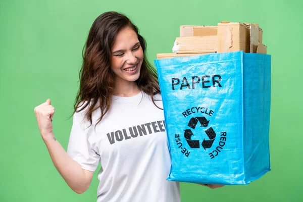 Mladá Běloška Drží Recyklační Sáček Plný Papíru Recyklaci Přes Izolované — Stock fotografie