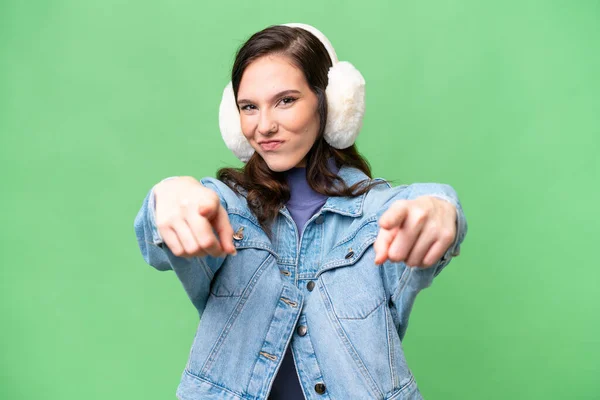 Jovem Caucasiano Mulher Vestindo Inverno Muffs Sobre Isolado Fundo Aponta — Fotografia de Stock