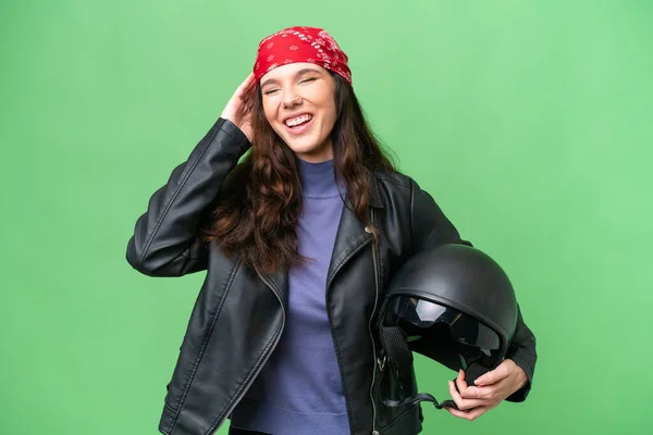 年轻的高加索女人 戴着摩托车头盔 背景偏僻 面带微笑 — 图库照片