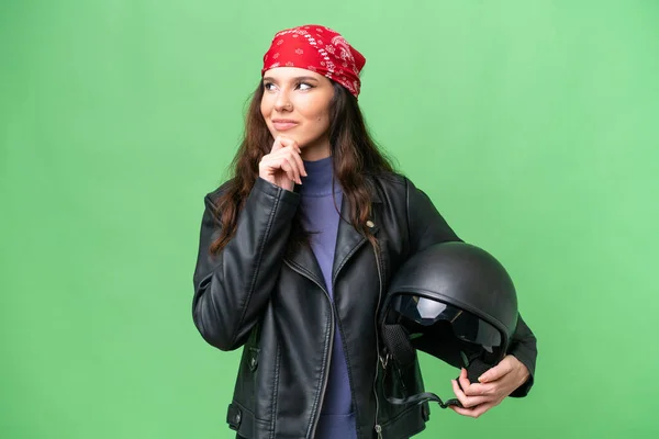 若いですCaucasian女性とともにオートバイヘルメット上の隔離された背景と見上げます — ストック写真