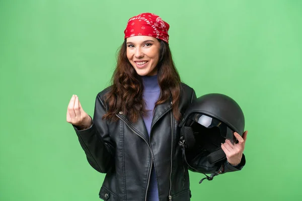若いですCaucasian女性とともにオートバイヘルメット上の隔離された背景作りお金ジェスチャー — ストック写真