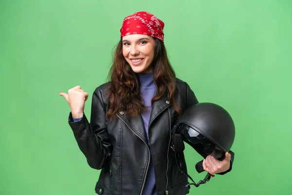 Jonge Blanke Vrouw Met Een Motorfiets Helm Geïsoleerde Achtergrond Wijzend — Stockfoto