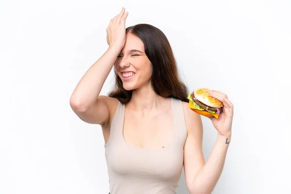 Jonge Blanke Vrouw Met Een Hamburger Geïsoleerd Witte Achtergrond Heeft — Stockfoto