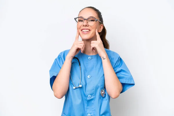 年轻的高加索外科医生 孤立在白种人背景上的女性 面带微笑 快乐而愉快 — 图库照片