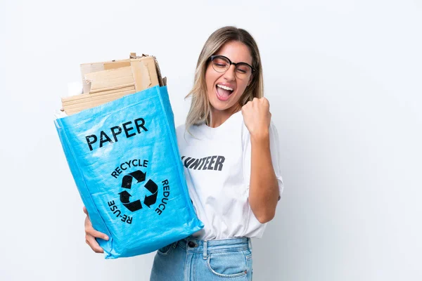 Młoda Ładna Urugwajska Kobieta Trzyma Worek Papierem Recyklingu Odizolowany Białym — Zdjęcie stockowe