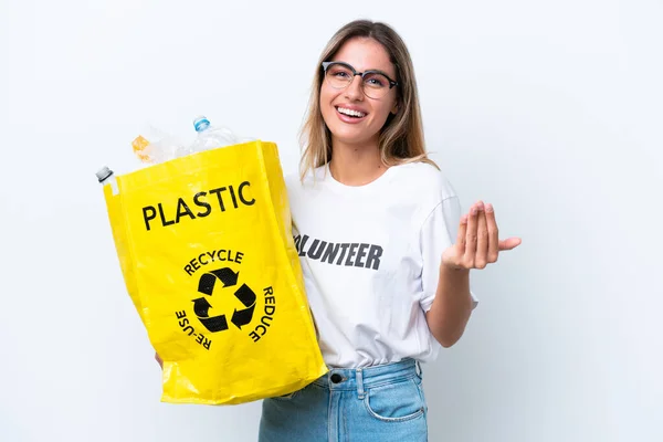 Jovem Uruguaia Bonita Segurando Saco Cheio Garrafas Plástico Para Reciclar — Fotografia de Stock