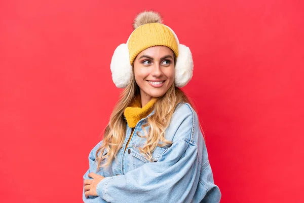 Ung Söt Uruguayansk Kvinna Bär Vinter Muffar Isolerad Röd Bakgrund — Stockfoto