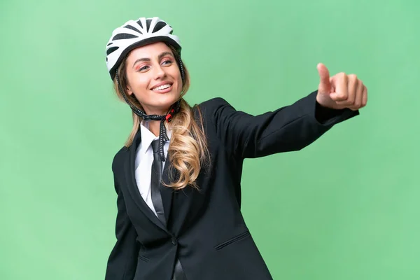 乌拉圭女商人戴着头盔骑自行车 不顾孤立的背景 举手投足 — 图库照片