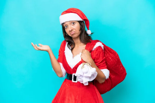 Jovem Hispânica Mulher Vestida Como Mama Noel Segurando Saco Isolado — Fotografia de Stock