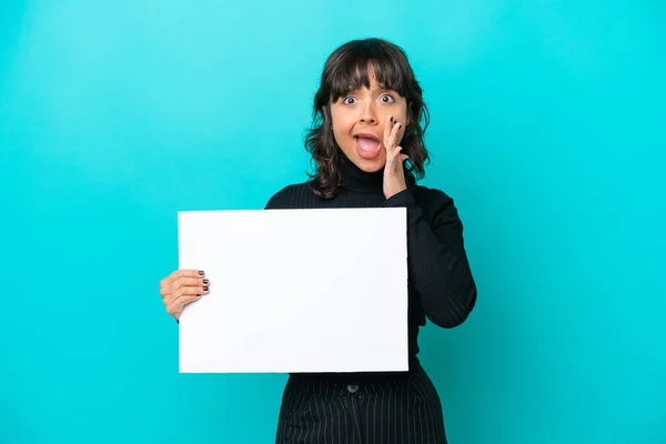 Mladá Latinská Žena Izolované Modrém Pozadí Drží Prázdný Plakát Křičí — Stock fotografie