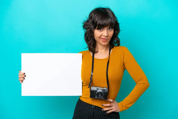 Mladý Fotograf Latinsky Žena Izolované Modrém Pozadí Drží Prázdný Plakát — Stock fotografie