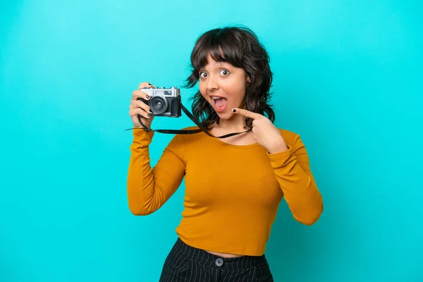 Genç Fotoğrafçı Latin Kadın Mavi Arka Planda Izole Edilmiş — Stok fotoğraf