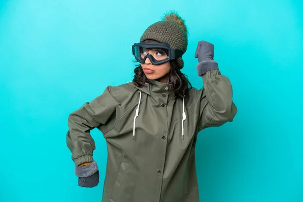 Skidåkare Latin Kvinna Med Snowboard Glasögon Isolerad Blå Bakgrund — Stockfoto