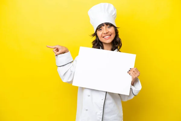 Giovane Chef Donna Latina Isolata Sfondo Giallo Tenendo Cartello Vuoto — Foto Stock