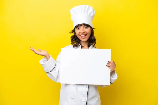 Junge Köchin Lateinisch Frau Isoliert Auf Gelbem Hintergrund Mit Einem — Stockfoto