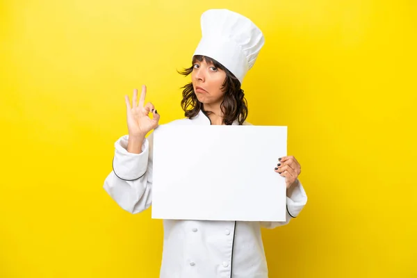 Giovane Chef Donna Latina Isolato Sfondo Giallo Tenendo Cartello Vuoto — Foto Stock