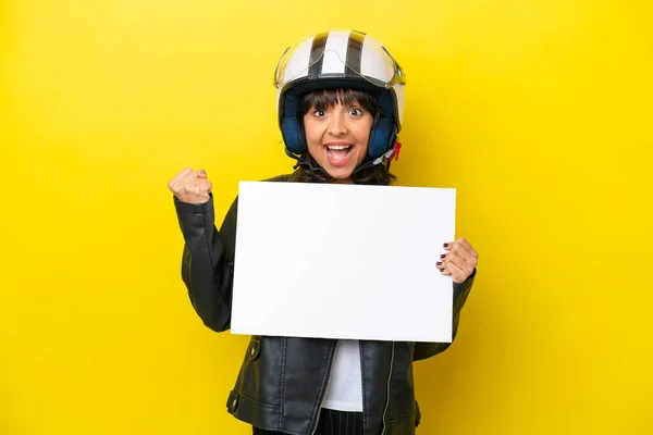 Młoda Latynoska Kobieta Kasku Motocyklowym Odizolowana Żółtym Tle Pustym Tabliczką — Zdjęcie stockowe