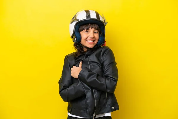 若いですラテン女性とともにオートバイヘルメット隔離上の黄色の背景 — ストック写真