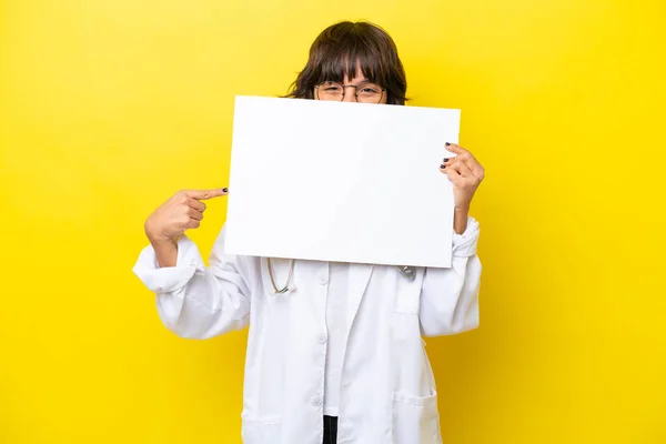 Jovem Médico Latino Mulher Isolado Fundo Amarelo Segurando Cartaz Vazio — Fotografia de Stock
