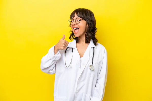 年轻的医生 拉丁裔妇女 黄种人背景 — 图库照片