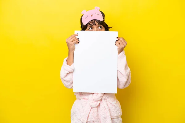 Νεαρή Λατίνα Γυναίκα Πιτζάμες Απομονωμένη Κίτρινο Φόντο Κρατώντας Ένα Άδειο — Φωτογραφία Αρχείου
